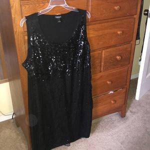 1X Women’s black sequnn dress
